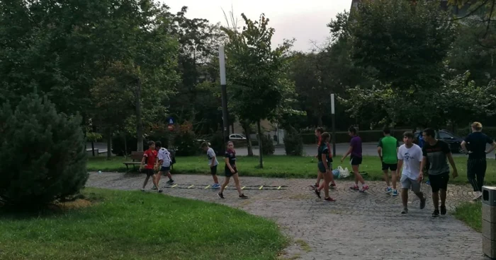 campionii la tenis de masă care se antrenează în parc