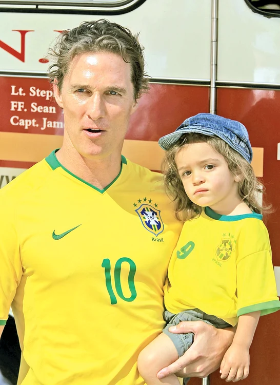 Matthew  McConaughey  şi fiul, Levi,  poartă costumaţii  sportive identice,  de când băiatul  era mai mic