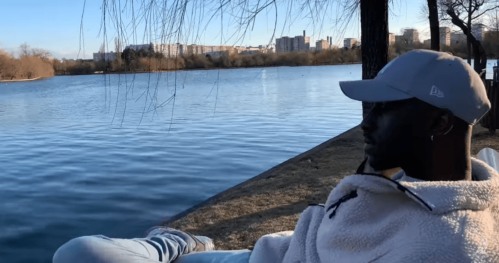 Experiențele unui tânăr de culoare care trăiește în România. „La început, mă luau transpirațiile” VIDEO