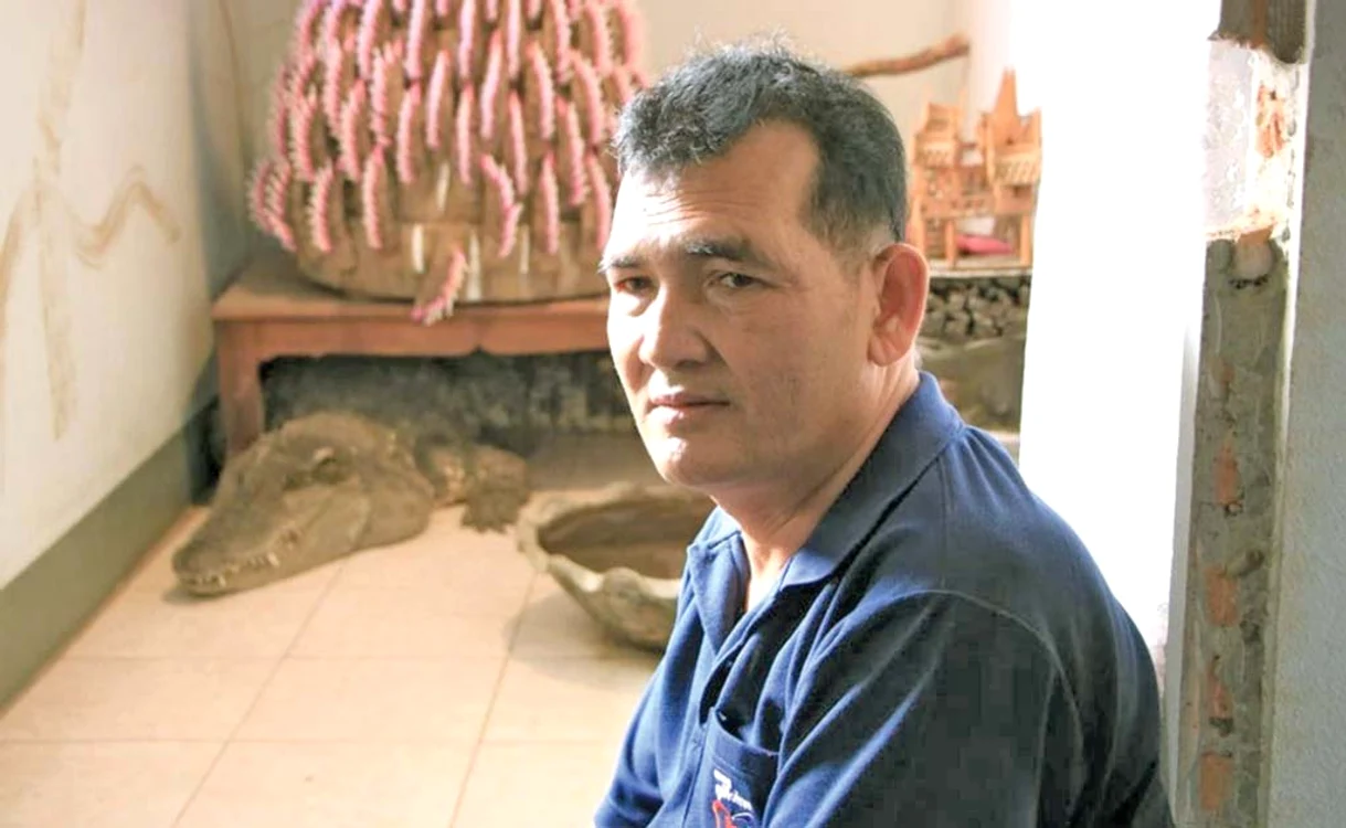 
    Kanathip Nathip îşi ţine reptila ascunsă sub masă sau sub pat  