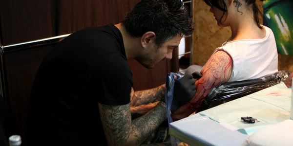 Şi fetele au venit la Festivalul de tatuaje