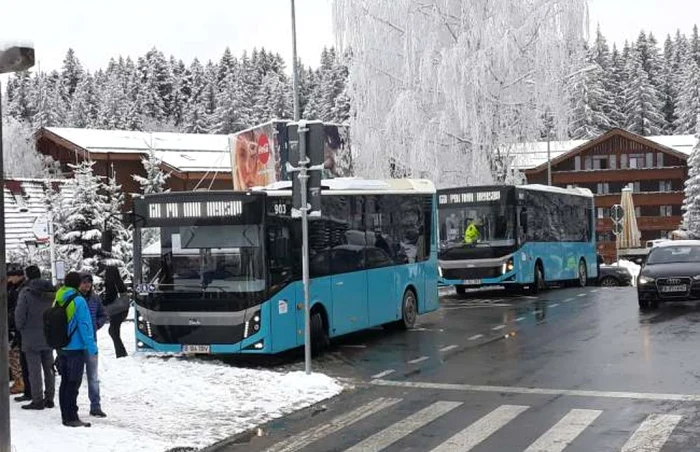 Până acum, şoferii erau obligaţi să plătească şi taxa de parcare şi biletul de autobuz. Foto: Ionuţ Dincă