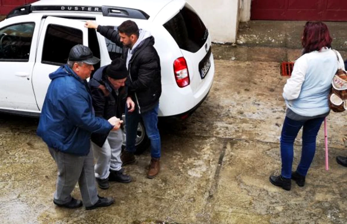 Cel care a sunat la 112 a fost chiar autorul, care le-a spus poliţiştilor l-a omorât pe bărbat pentru că îi intrase în curte.