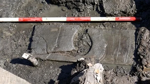 Un capac de toaletă din lemn, vechi de 2000 de ani, descoperit la fortul roman de la Vindolanda jpeg