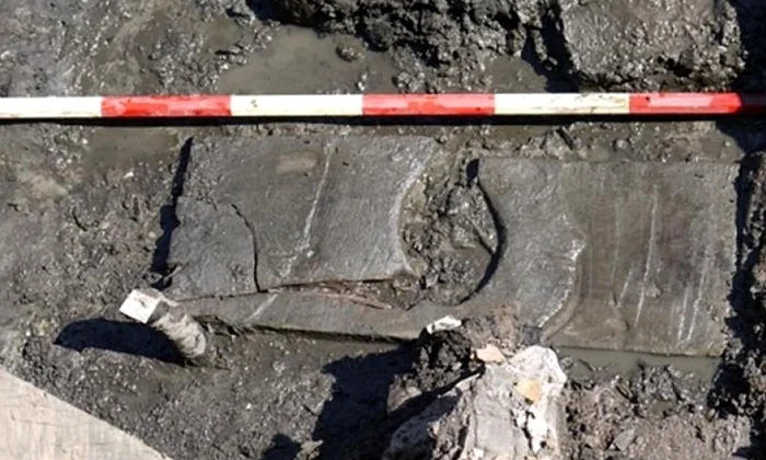 Un capac de toaletă din lemn, vechi de 2000 de ani, descoperit la fortul roman de la Vindolanda jpeg