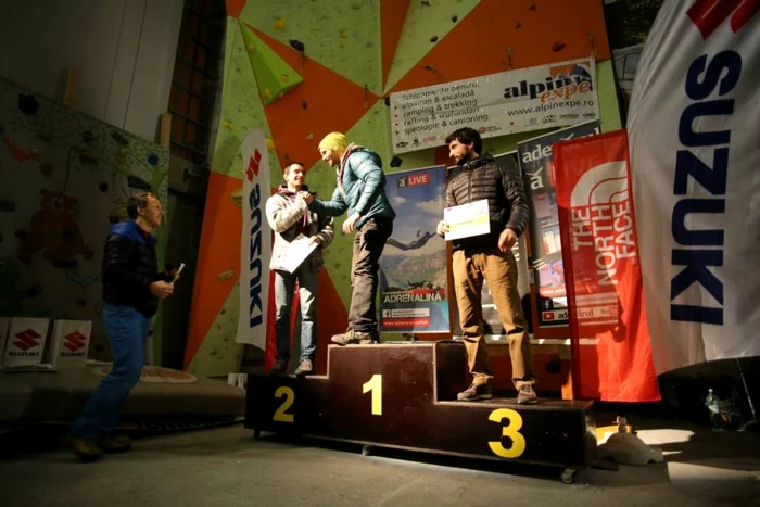 Euforie pe podiumul de la Vertical Step Maraton. FOTO: Vertical Spirit