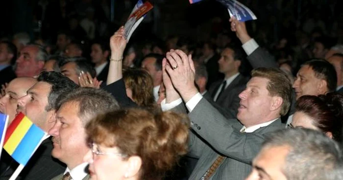 Dănilă Suciu aplaudând la lansara candidaturii lui Ioan Rus la primăria Cluj în 2004. FOTO: evz.ro