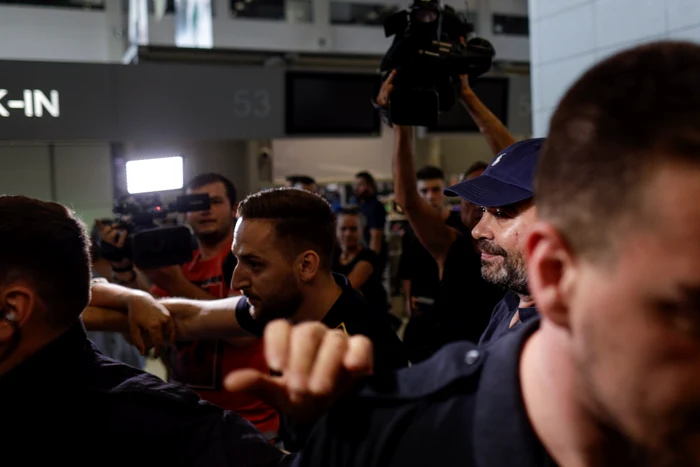 Darius Vâlcov a fost repatriat și a sosit pe Aeroportul Otopeni, de acolo este transportat spre penitenciarul Rahova, în Otopeni, Ilfov. FOTO Inquam Photos / Octav Ganea