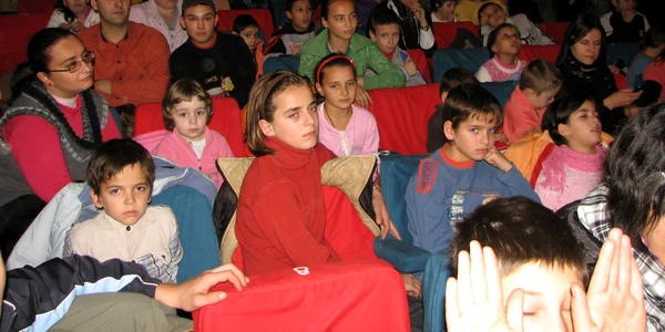 Piteşti: Copiii au primit cu bucurie spectacolele oferite de actori