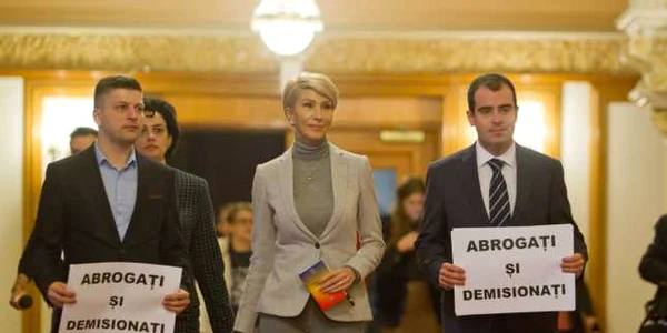 Liderul PNL Raluca Turcan soseşte la lucrările Parlamentului în timpul unui protest al parlamentarilor opoziţiei împotriva OUG privind graţierea şi modificarea codurilor penale pe 2 februarie 2017 FOTO Mediafax Alexandra Pandrea