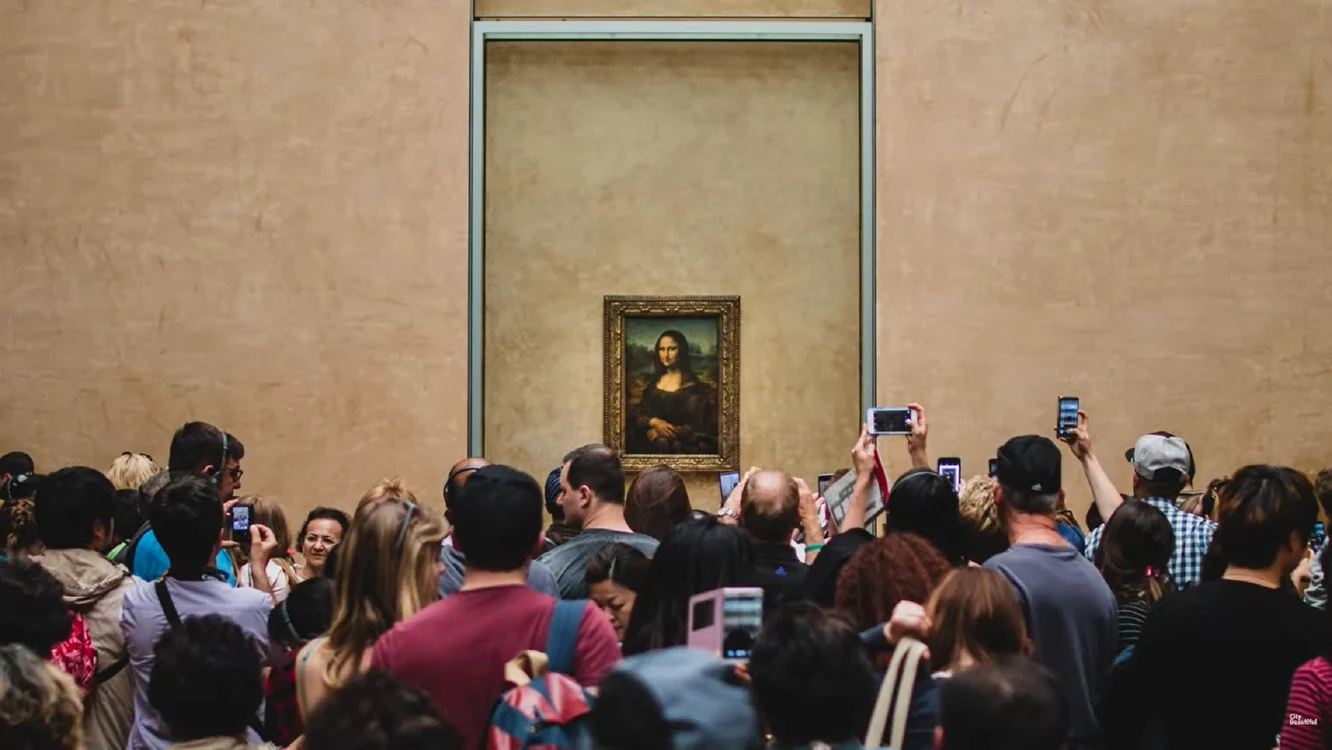 Turiştii se înghesuie în camera în care este expusă Mona Lisa. FOTO: captură video