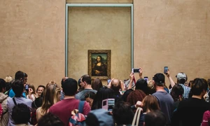 Mulțime de oameni în Muzeul Luvru din Paris Foto YouTube City beautiful
