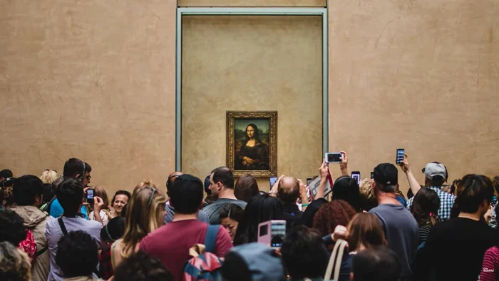 Turiştii se înghesuie în camera în care este expusă Mona Lisa. FOTO: captură video