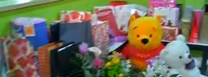 Carmina a primit foarte multe cadouri de la invitaţii ei (captură: Kanal D)