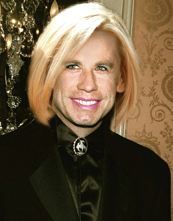 Pozele cu Travolta îmbrăcat în femeie sunt proprietatea “National Enquirer”, dar ziariştii Fox News şi l-au închipuit pe actor în acest fel