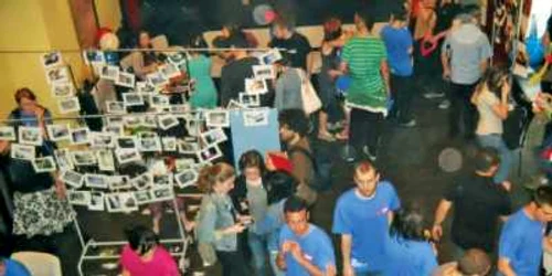 În expoziţia PhotoVoice, fotografiile spun poveşti desprinse din viaţă