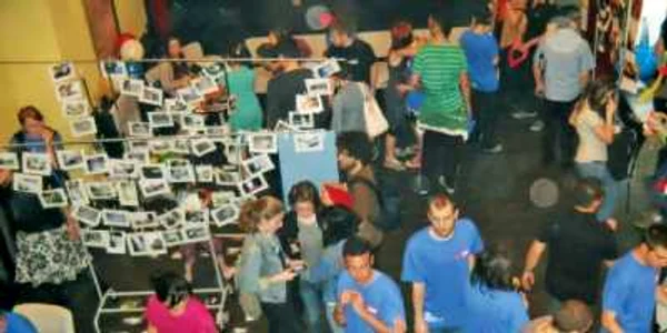 În expoziţia PhotoVoice, fotografiile spun poveşti desprinse din viaţă