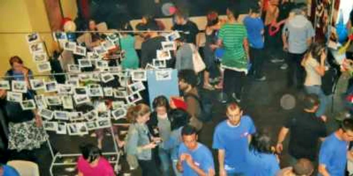 În expoziţia PhotoVoice, fotografiile spun poveşti desprinse din viaţă