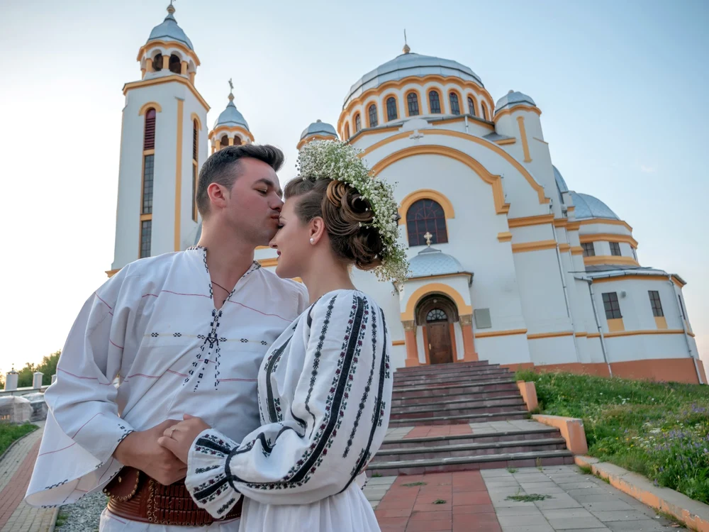 
    Claudia si Dumitru Stroie s-au cunoscut la Mănăstirea Găbud (județul Mureș)  