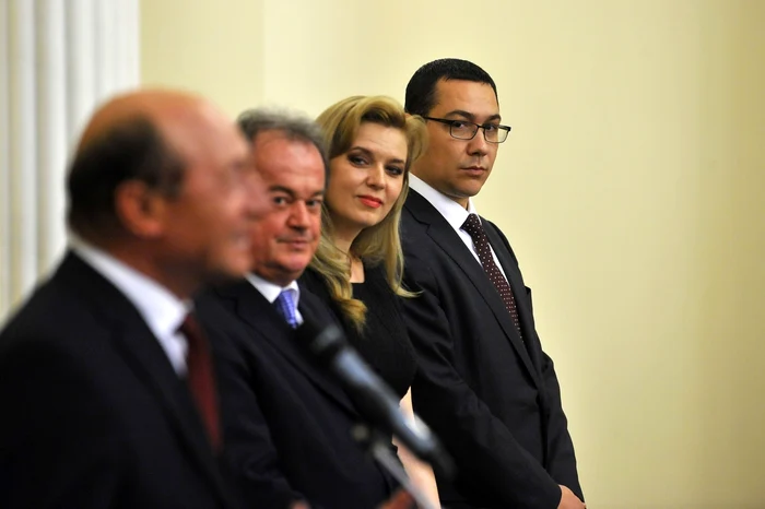 Înainte de suspendarea preşedintelui Traian Băsescu (stânga), premierul Victor Ponta (dreapta) i-a îndepărtat de la şefia Senatului şi a Camerei Deputaţilor pe Vasile Blaga şi pe Roberta Anastase FOTO: Mediafax