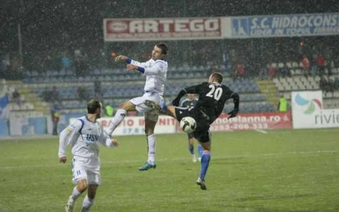 Pandurii şi Universitatea Craiova s-au luptat în zăpadă