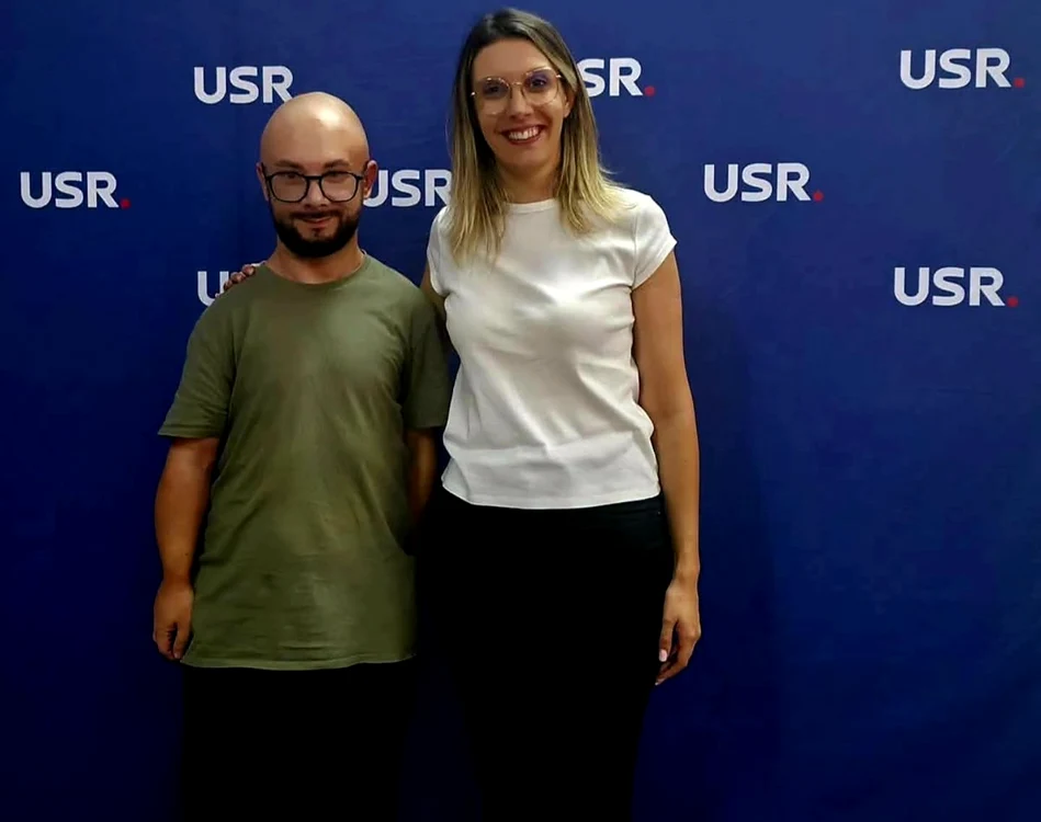 În ciuda comentariilor răutăcioase, Alex este un învingător. 
