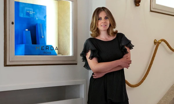 Ramona Herda, alături de bijuteriile create de ea
