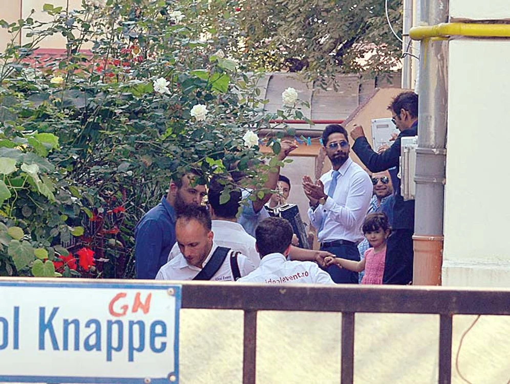 Ora 12.31. Mirele petrecea cu  prietenii la casa tatălui său