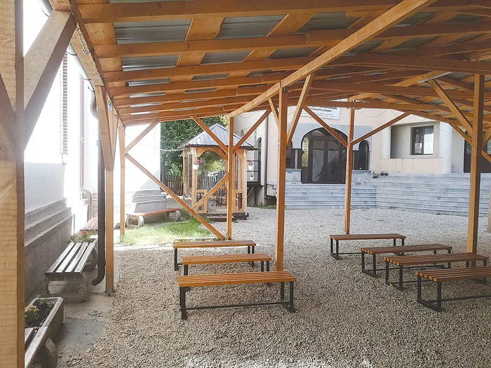 În curtea lăcașului  de cult se lucrează intens. Foto: Adrian Popescu