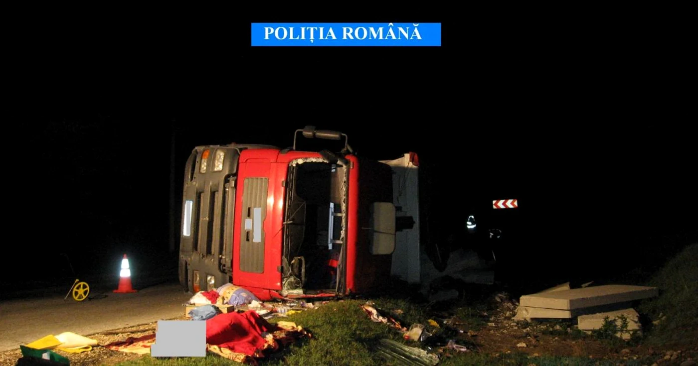 Soferul unui camion care s-a răsturnat la Măldăreşti a murit iar sotia lui a fost grav ranita