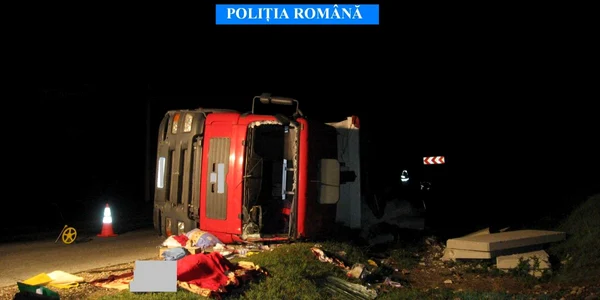 Soferul unui camion care s-a răsturnat la Măldăreşti a murit iar sotia lui a fost grav ranita