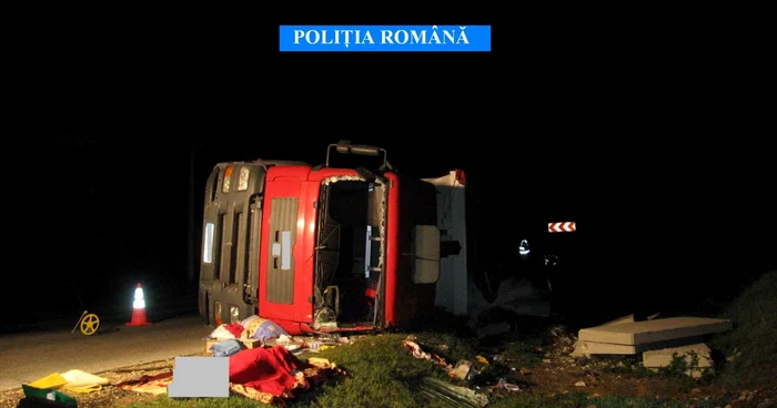 Soferul unui camion care s-a răsturnat la Măldăreşti a murit iar sotia lui a fost grav ranita