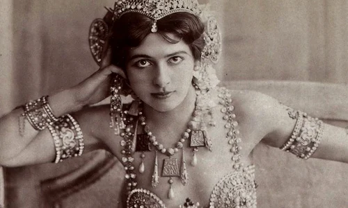 25 iulie: Mata Hari este găsită vinovată de spionaj în favoarea Germaniei jpeg
