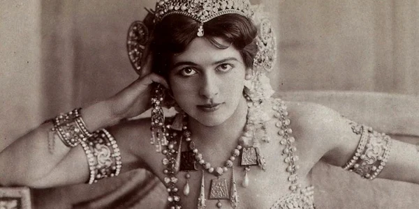 25 iulie: Mata Hari este găsită vinovată de spionaj în favoarea Germaniei jpeg