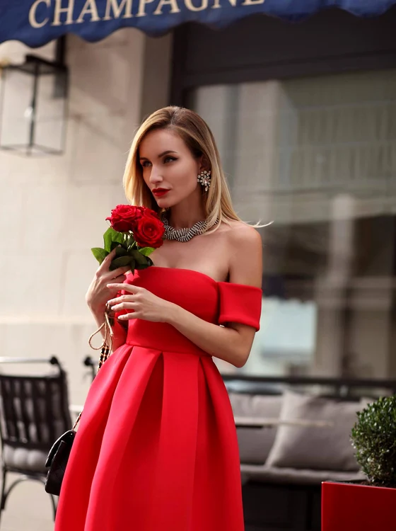 Silvia este fotomodel, editor, redactor şi se ocupă şi de promovarea propriilor materiale