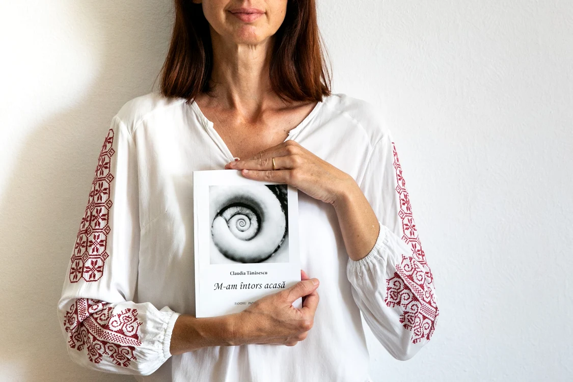 Cartea scrisă de Claudia Tănăsescu FOTO arhivă personală