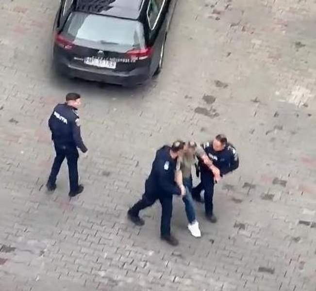 Polițist din Suceava, încătușat și internat la Psihiatrie după un scandal cu partenera. Colegii și-au gazat propria autospecială încercând să-l imobilizeze
