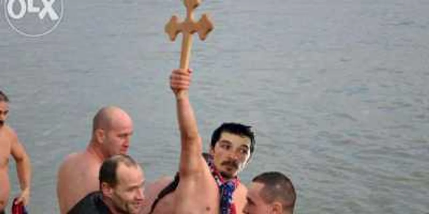 Românii au vrut să vândă şi cruci false de Bobotează pe internet