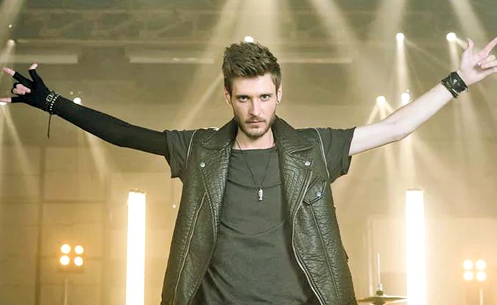 
    Alex a stat două luni în spital,  după incendiul din Clubul  Colectiv. El a suferit arsuri grave pe mâini şi pe spate  