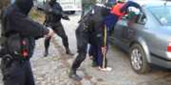 Poliţişti brăileni în acţiune. FOTO: NICOLETA BUTNARU