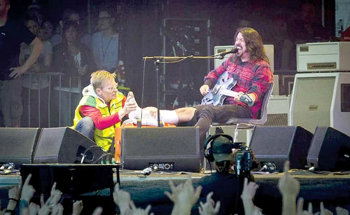 
    Dork Grohl  a concertat cu dureri  groaznice la picior  