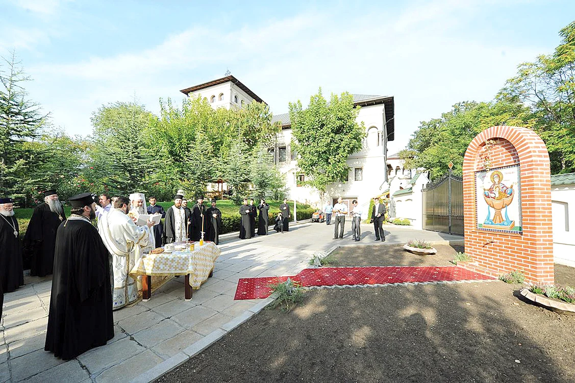 Apa sfințită a fost adusă dintr-un puț săpat în curtea Patriarhiei