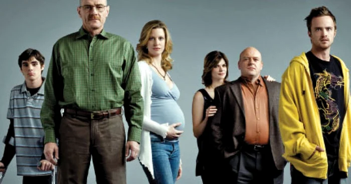 Bryan Cranston (al doilea din stânga), alături de distribuţia serialului „Pe căi greşite“ 