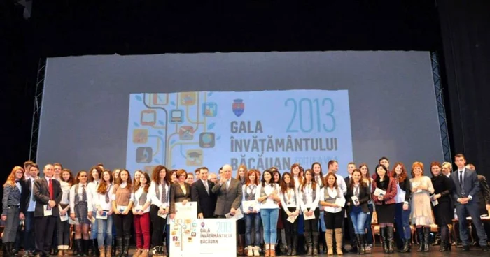 La Gala Învăţământului Băcăuan vor fi premiaţi cei mai buni elevi şi profesori din 2014-2015 FOTO Facebook