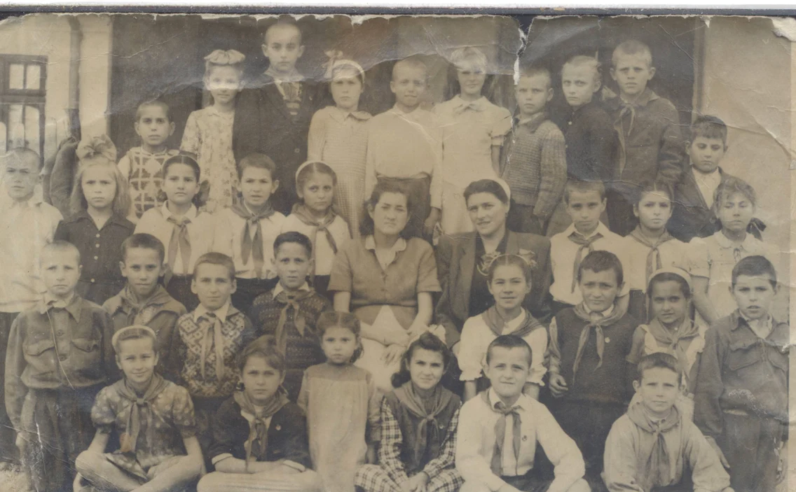 Scoala anilor 1950   Dupa al doilea razboi mondial se simteau lipsurile de trai si nu toti elevii erau pionieri jpg