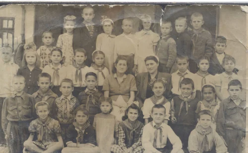 Scoala anilor 1950 Dupa al doilea razboi mondial se simteau lipsurile de trai si nu toti elevii erau pionieri jpg