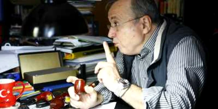 Ion Cristoiu a povestit cum a fost s-a lăsat păcălit şi a rămas fără 20.000 de lei. Foto arhivă