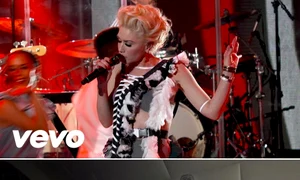 Gwen Stefani (46 de ani) a purtat aceeași rochie pe care a purtat o și Corina Bud (36 de ani) în trecut jpeg