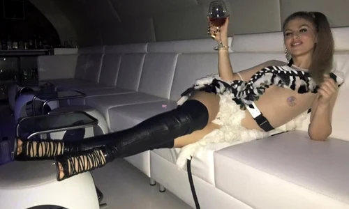 Gwen Stefani (46 de ani) a purtat aceeași rochie pe care a purtat o și Corina Bud (36 de ani) în trecut jpeg