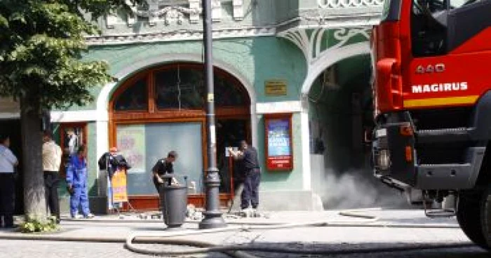 Sibiu: Fum gros pe Corso. O pivniţă a luat foc GALERIE FOTO